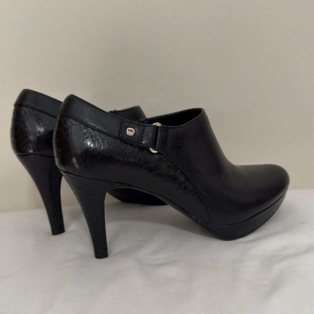 Bandolino black leather heeled bootie in size 6.5 - Picture 4 of 9